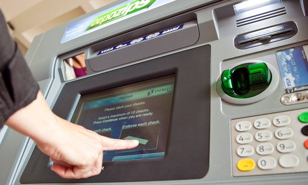 Ilustrasi Mesin ATM (foto: Cermati.com)